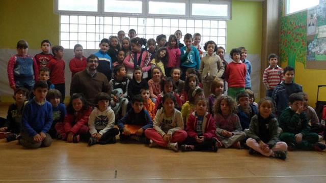 El ilustrador Goyo Rodríguez, ayer, con los niños de Primaria del colegio Poeta Antón. | m. g. salas