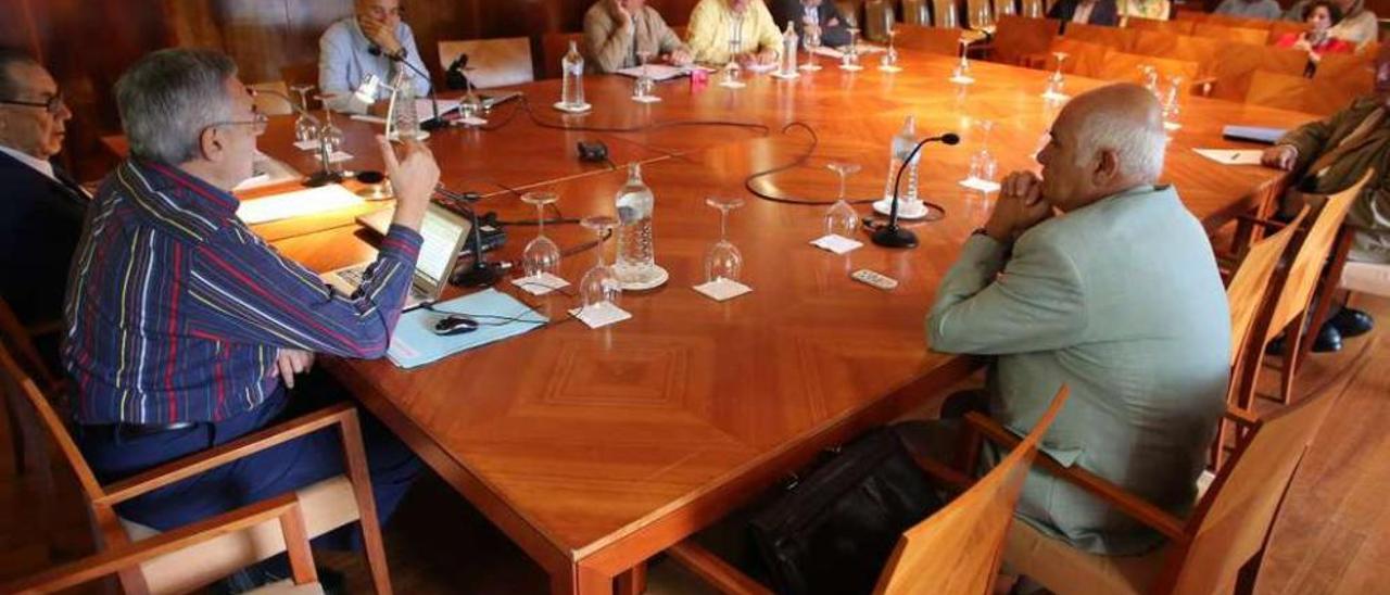 Un grupo de participantes ayer en La Granda, con Berrazueta, segundo por la izquierda, durante una ponencia.