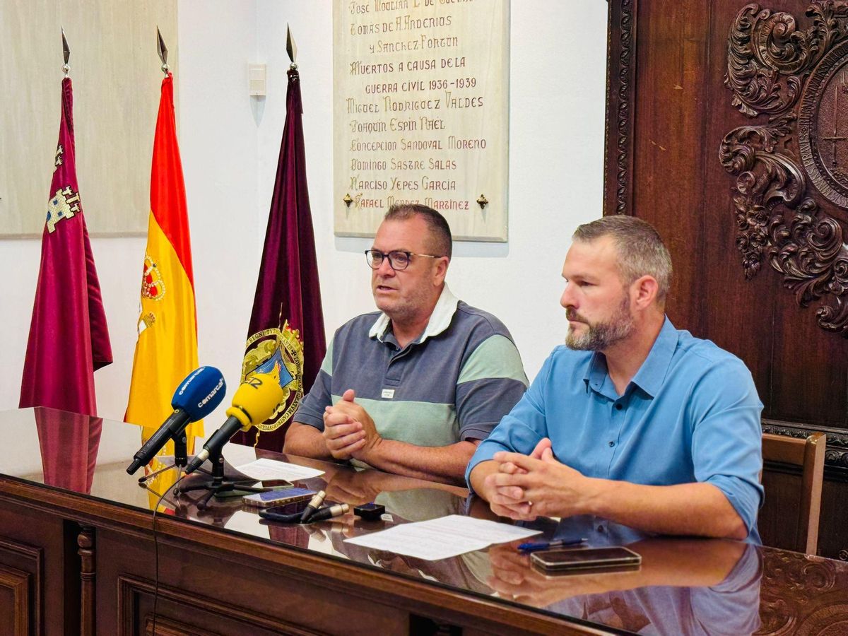 Los ediles Juan Miguel Bayonas y José Martínez durante su comparecencia.