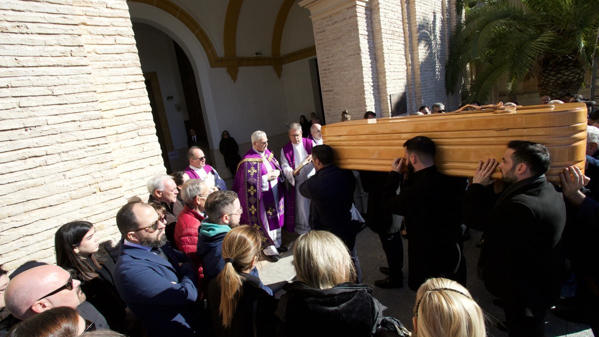 Sus hijos introdujeron ayer el ataúd con los restos mortales de Mendoza en el monasterio de Los Jerónimos