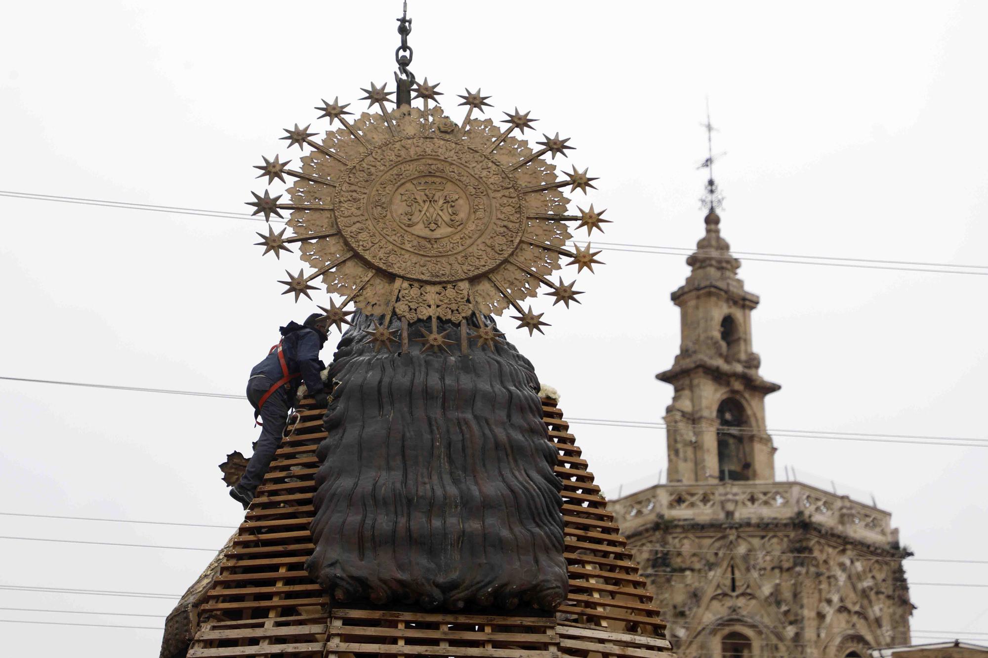 Desmontando la imagen floral de la Mare de Deu