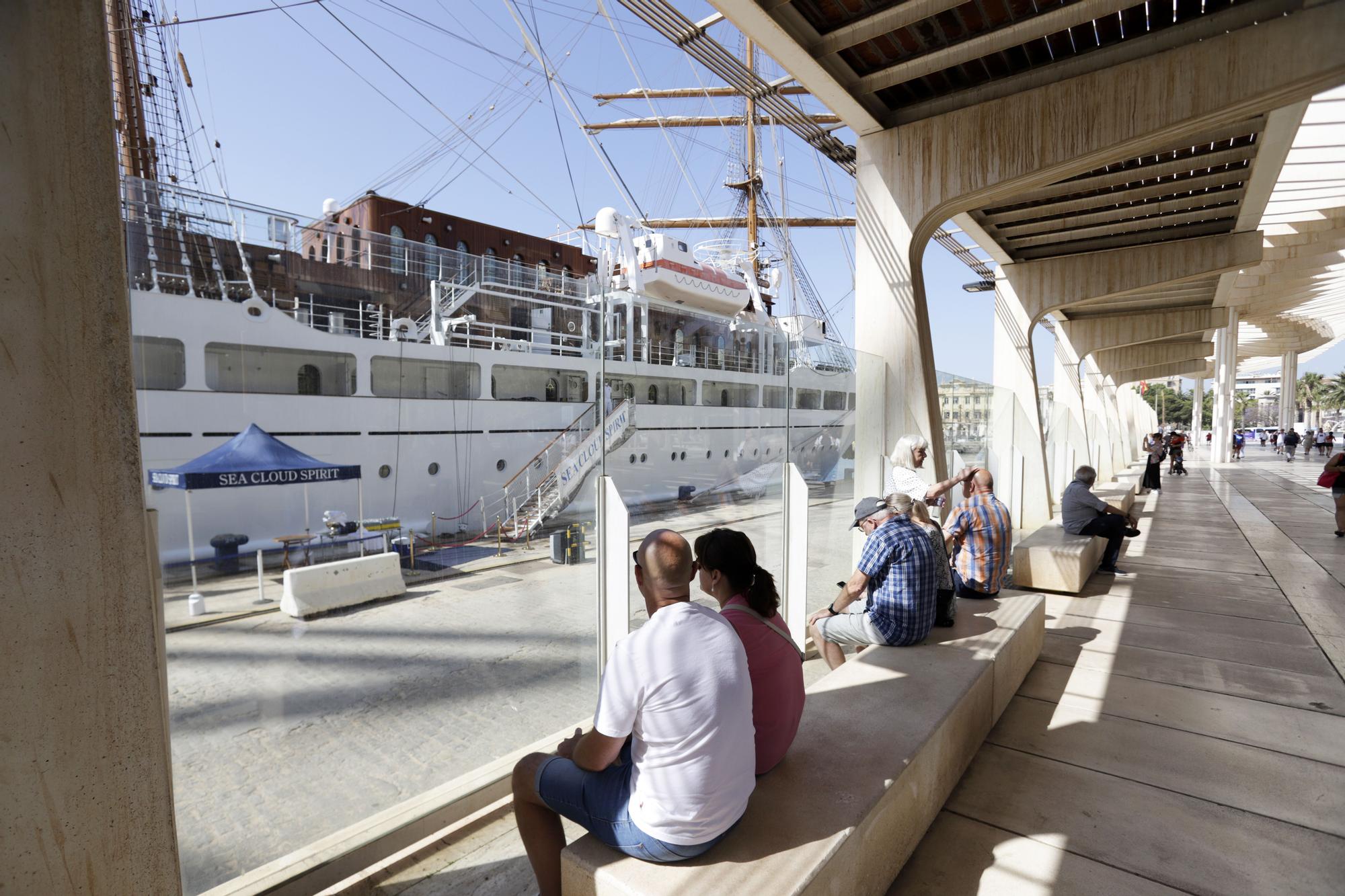 El lujoso 'Sea Cloud Spirit' atraca en el Palmeral del Puerto de Málaga