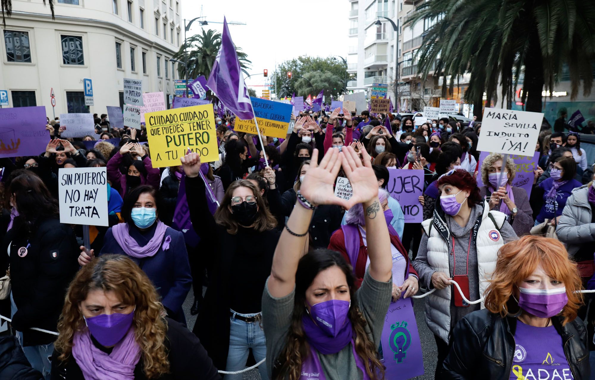 Las imágenes de la marcha multitudinaria por el Día Internacional de la Mujer en Málaga.