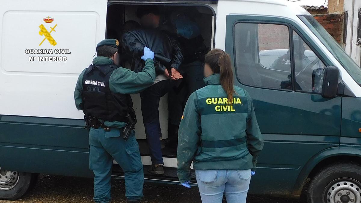Detenidos en una operación de la Guardia Civil contra la explotación de personas.