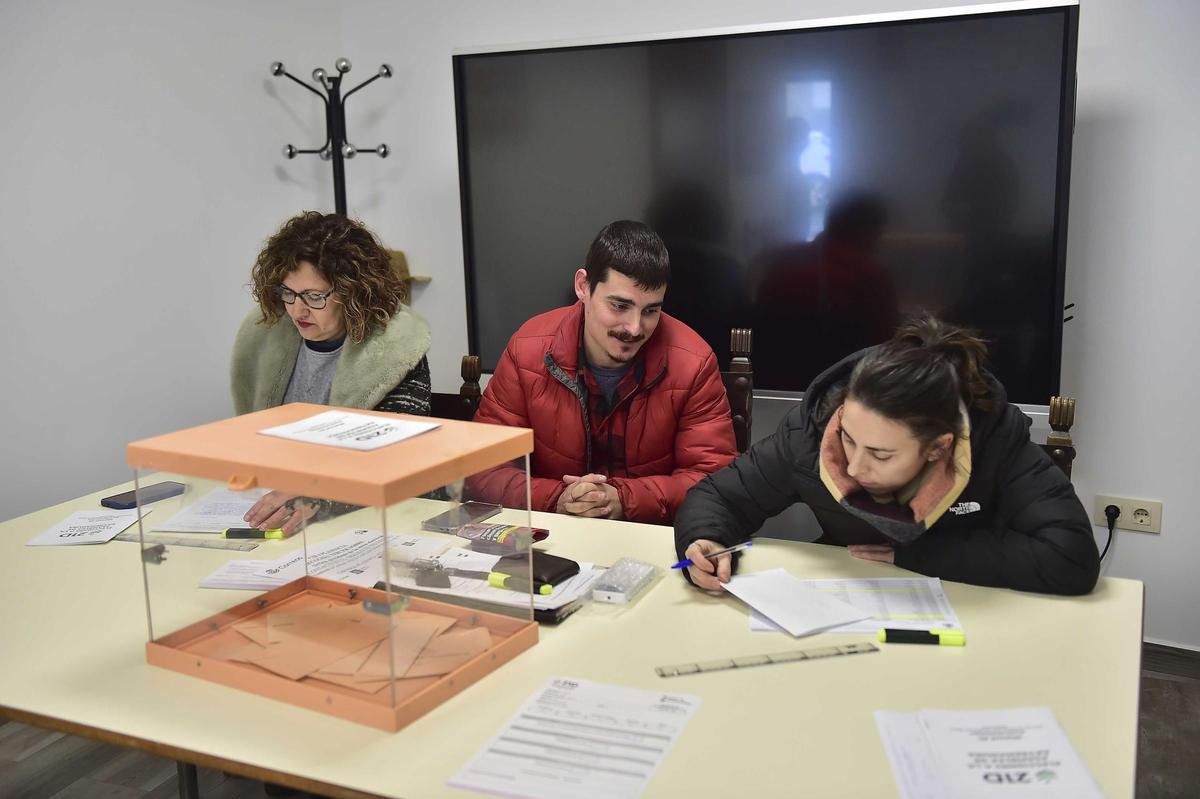 Fotogalería | Elecciones en Extremadura: Así votan este 21D en Jarilla y Villar de Plasencia