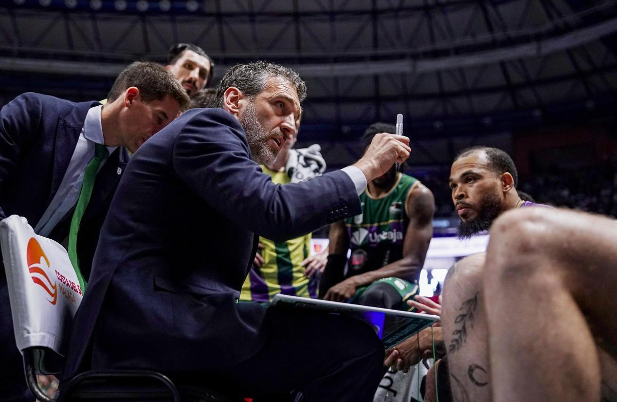 Ibon Navarro dando instrucciones en un tiempo muerto.