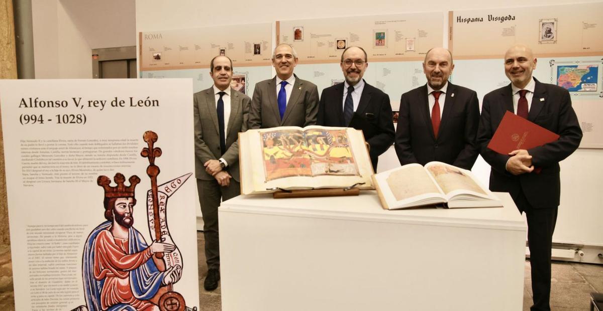 Por la izquierda, Miguel Ángel Rodríguez, Vicente Canuria, José Luis Chamada, Juan Cofiño y Vicente Carvajal, ayer, en la inauguración.  | MARIO CANTELI