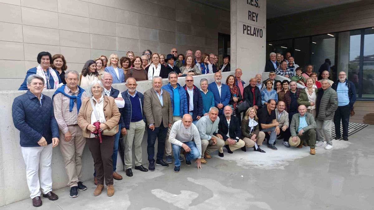 Foto de familia a las puertas del centro.