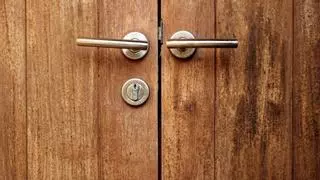 El truco viral para limpiar puertas de madera que enamora a quien lo prueba