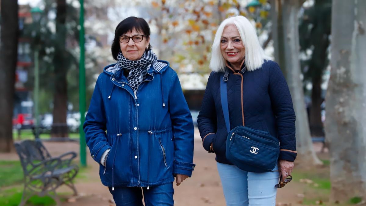 Carmen Hidalgo y Esther Likona, ayer en un parque en Córdoba.