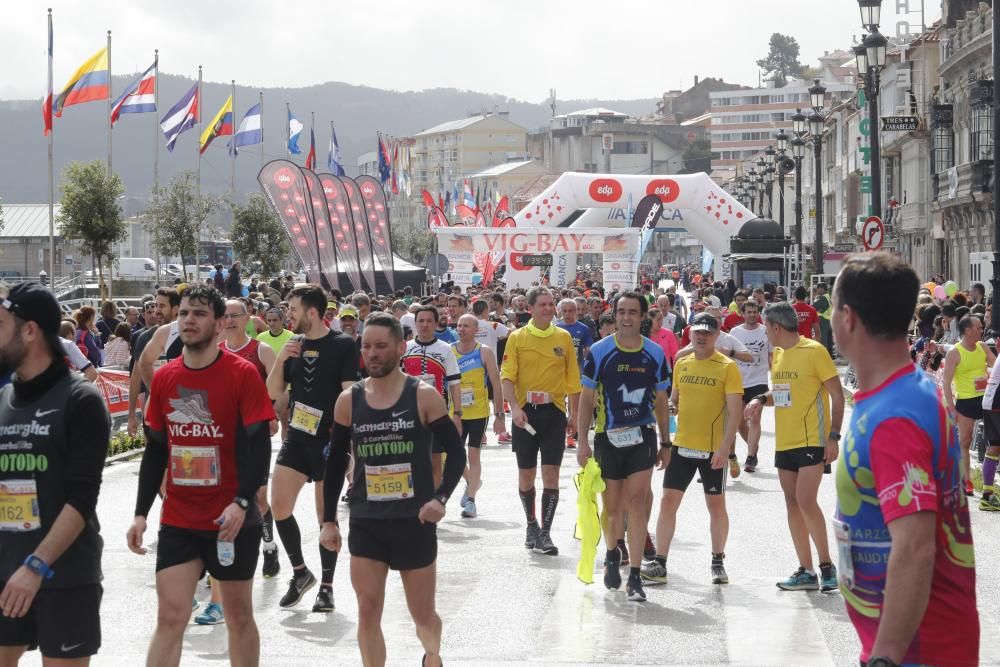 Llegada a Baiona de los cerca de 5.000 corredores participantes en la Vig-Bay