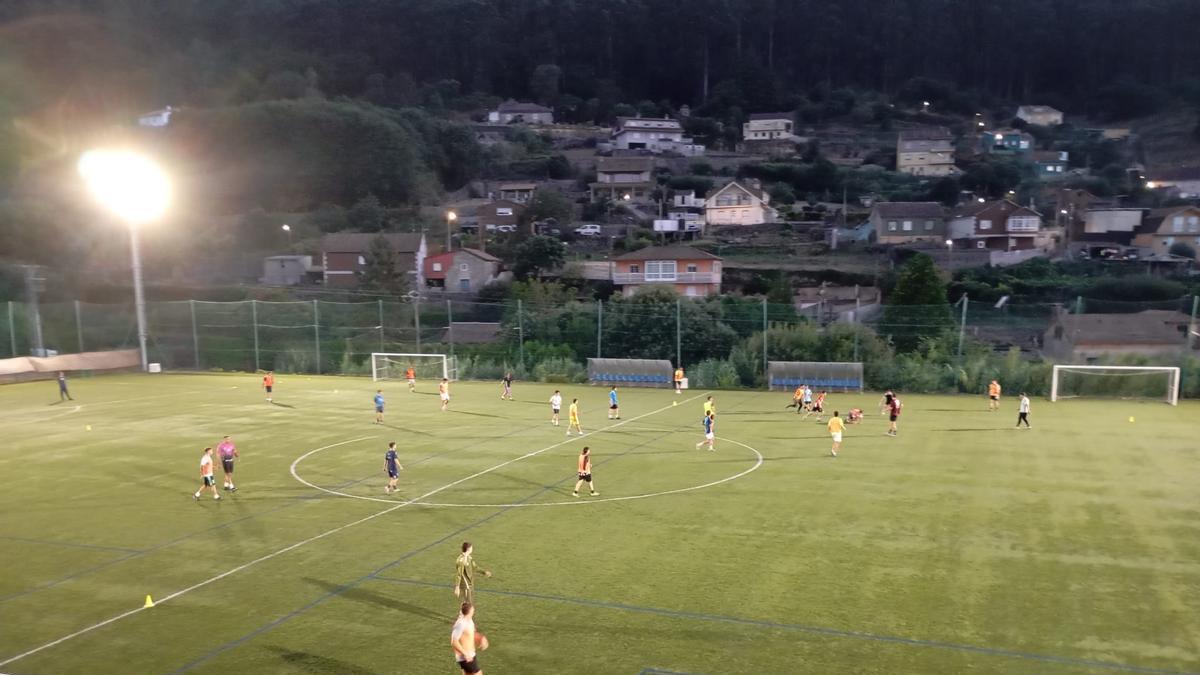 Primer entrenamiento del CD Bueu 2026-2027 en el campo de A Graña.