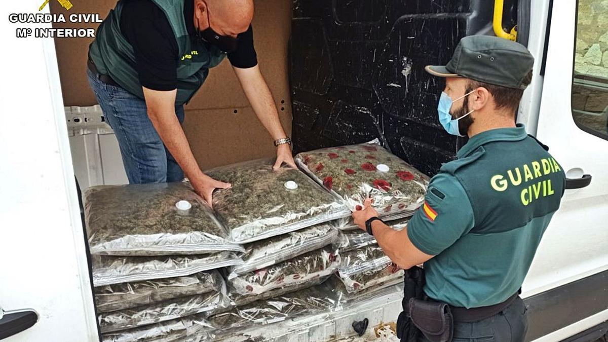 La Guardia Civil con las bolsas de marihuana incautadas en una furgoneta en Monforte. | INFORMACIÓN