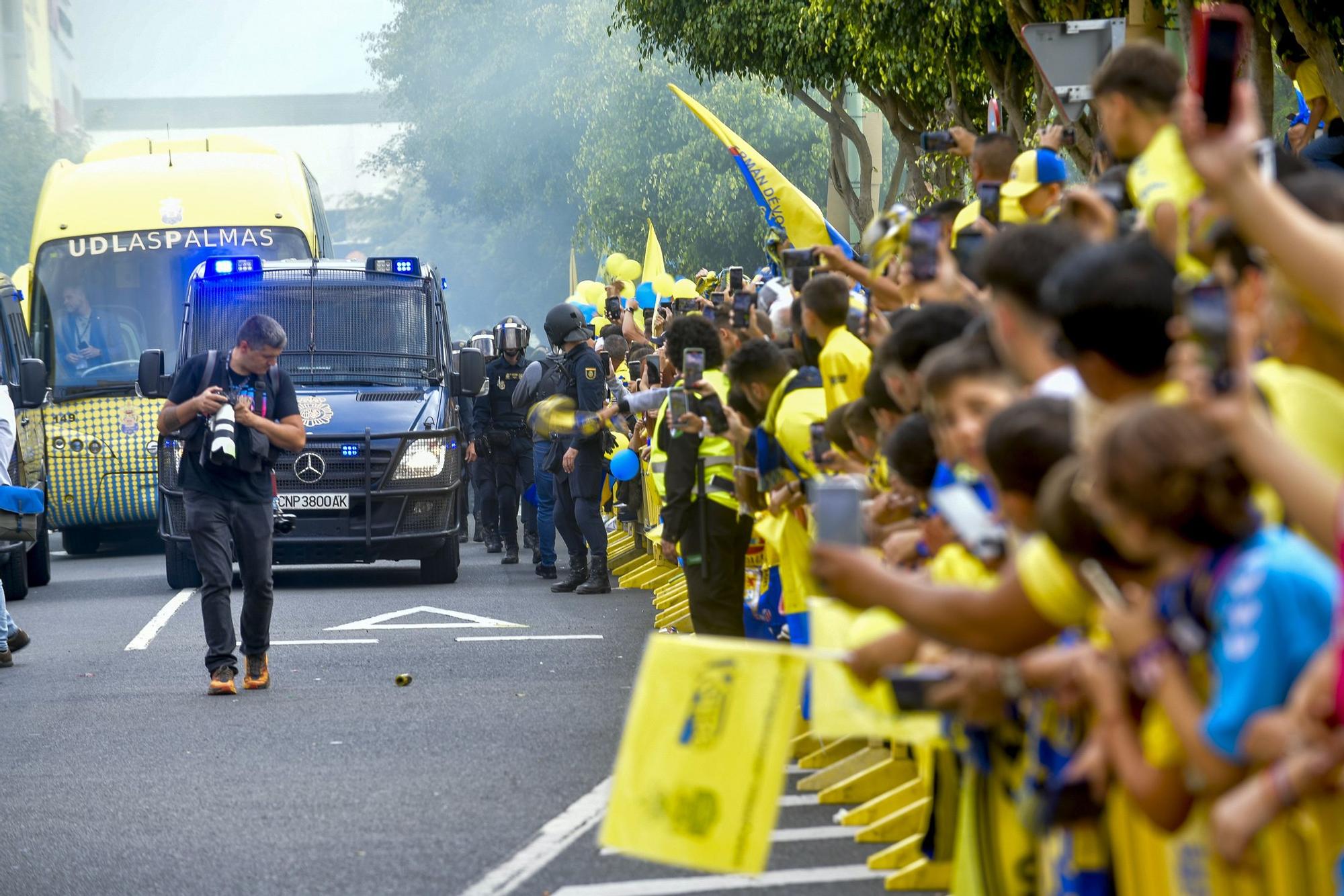 La afición recibe a la guagua de la UD Las Palmas en Fondos de Segura