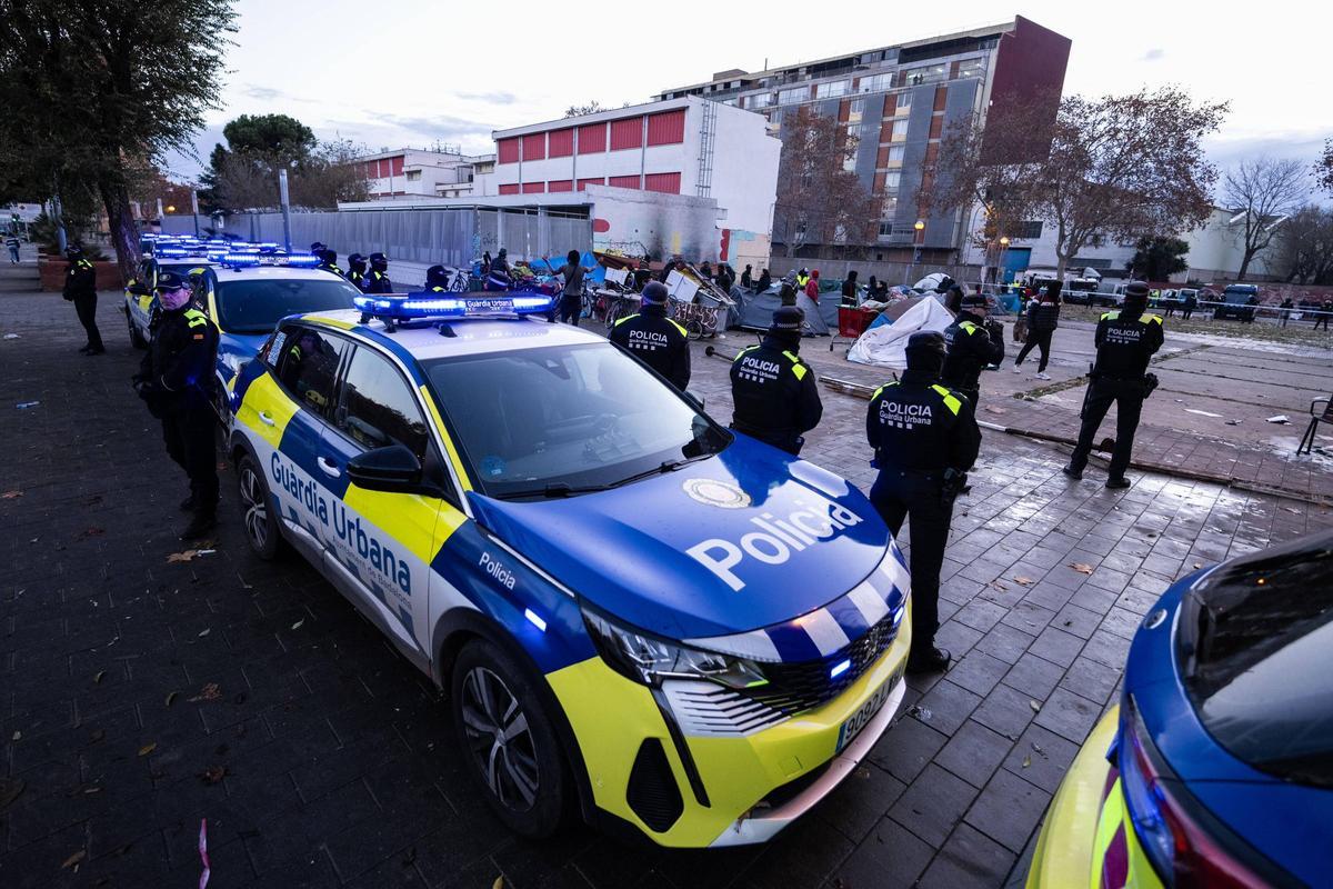 Operativo policial para desmontar la acampada de los desalojados del B9