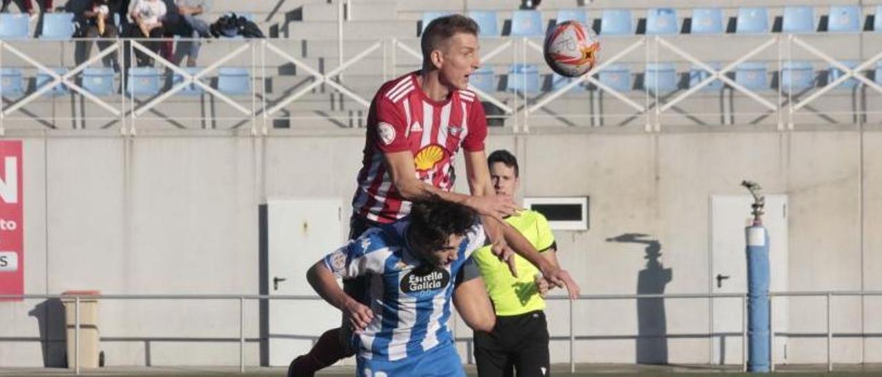 Yago Pérez cabecea por encima de un jugador del Fabril. |  // S. ÁLVAREZ