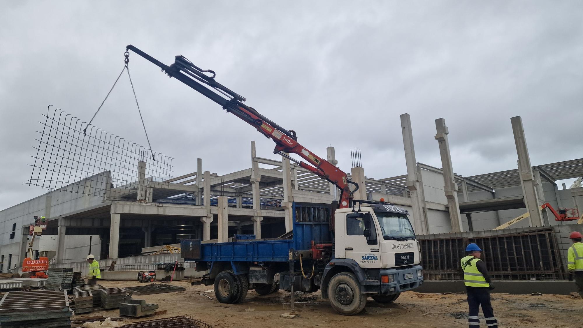 Obras de construcción de la megaplanta de Conservas Cerqueira, en el polígono industrial de Té (Rianxo).