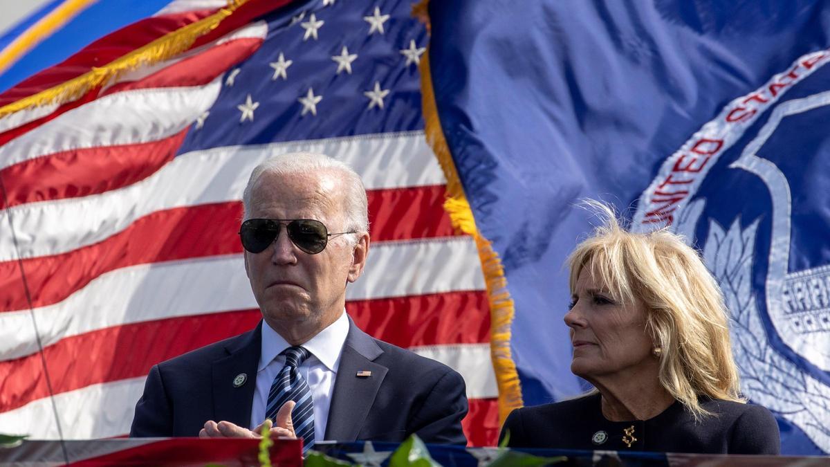 Joe Biden y su mujer durante el homenaje.