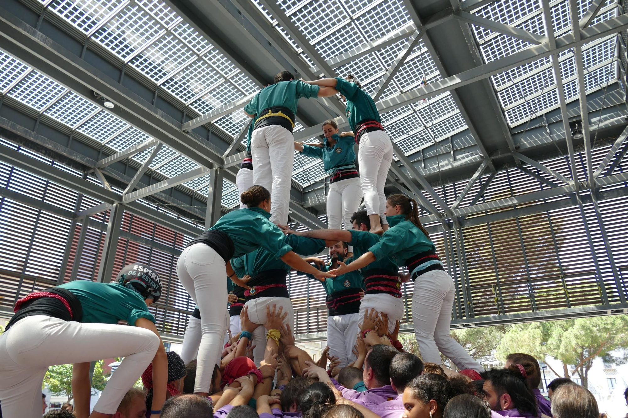 La plaça Catalunya de Figueres s’omple de castells en una Diada de Sant Pere marcada per calor
