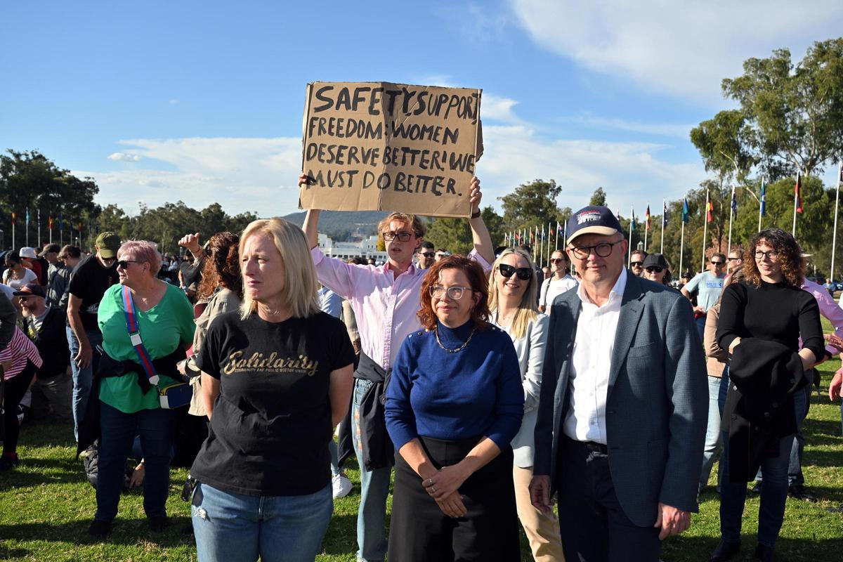 Miles de personas protestan ante el Parlamento de Canberra contra la violencia contra las mujeres