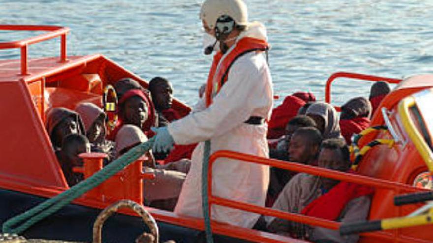 Imagen de archivo de inmigrantes llegando al puerto de Arguienguín, en Gran Canaria.