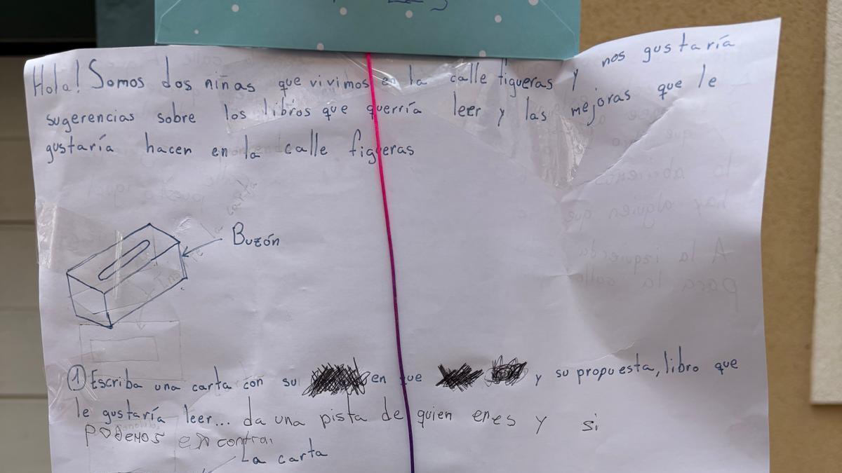 Este es el cartel que han colgado dos niñas en una calle de Las Fuentes.