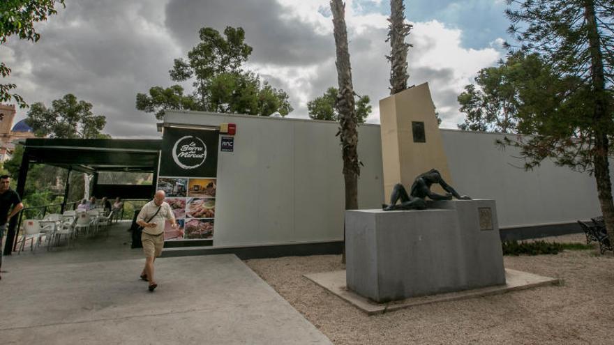 Aparcisa agota la vía administrativa para mantener la terraza en el Mercado