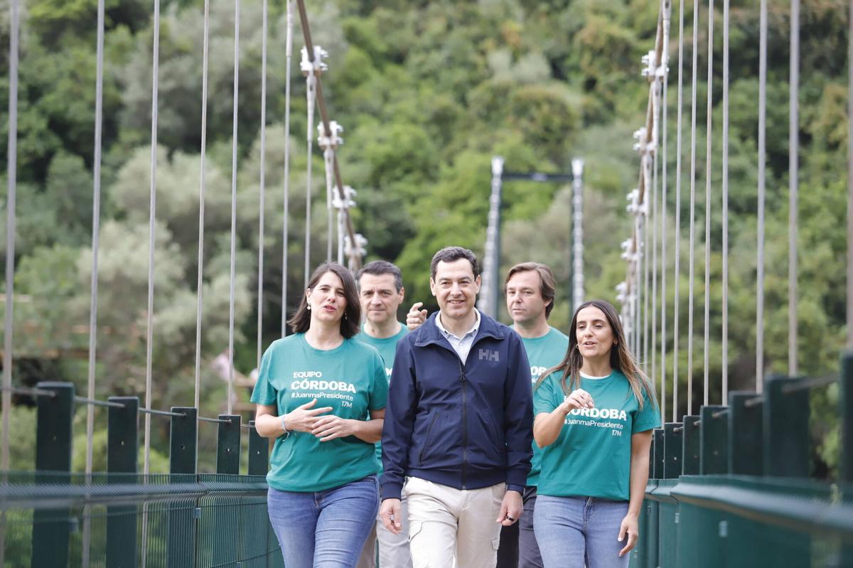 Juanma Moreno hace campaña en el cinturón verde de Córdoba