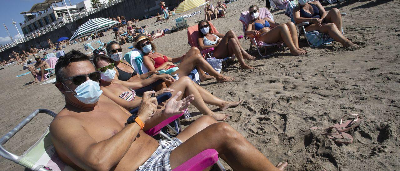 Mascarilla obligatoria para pasear por la playa pero no para tomar el sol