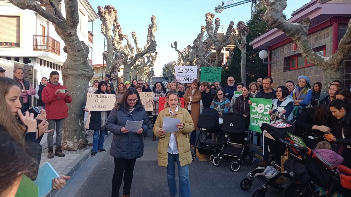 Protesta en demanda de pediatras en Llanes.