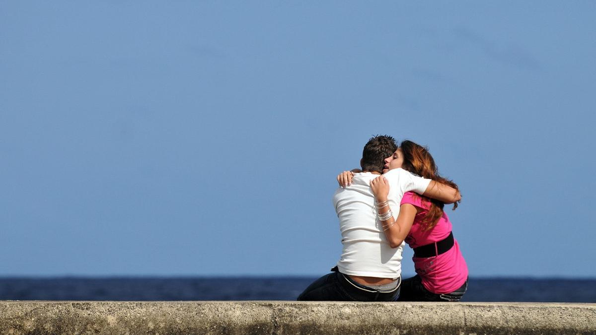 Una pareja se abraza en el malecón de La Habana, en Cuba.