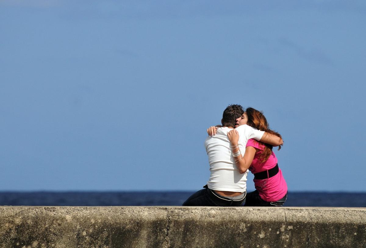 HAB01. LA HABANA (CUBA), 14/02/2011.- Una pareja se abraza hoy, lunes 14 de febrero 2011, en el muro del malecón de La Habana (Cuba) cuando se celebra en la isla el día de San Valentín. En la provincia central de Sancti Spíritus se conocerá el fallo de la Escribanía Dolz, concurso que invita a redactar cartas sobre las relaciones entre parejas, en esta novena edición participaron 1.738 cartas. EFE/Alejandro Ernesto