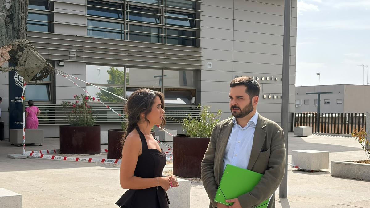 Eliseo Fernández, director general de Servicios Sociales y Familia, acompañado de María José Tovar, directora general del IJEx, a las puertas de la comisaría de Mérida.