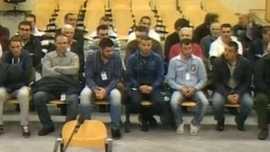 Los 26 procesados en el banquillo de la Audiencia Nacional durante el juicio en noviembre. // TVE