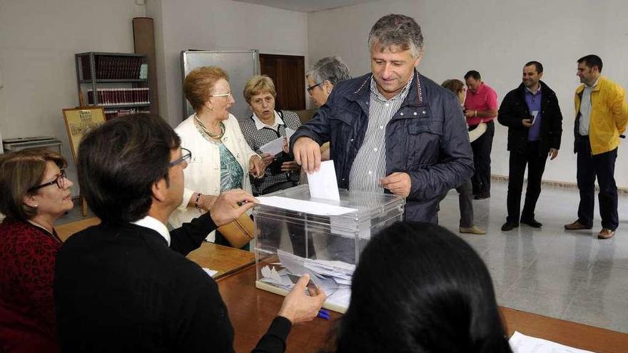 El alcalde, Manuel Cuiña, vota en la mesa de A Bandeira. // Bernabé/Javier Lalín