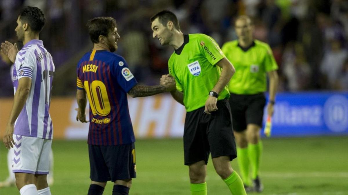 Messi con el colegiado, en el último enfrentamiento ante el Valladolid