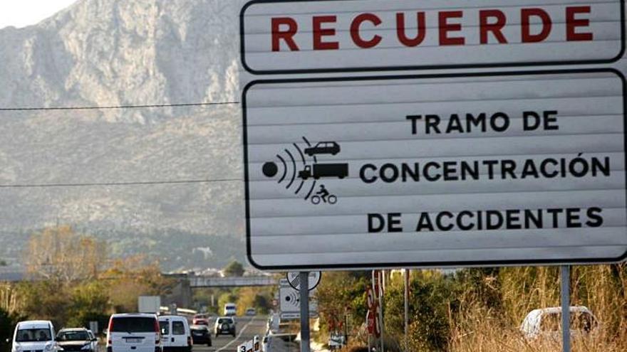 Un cartel advierte del peligro que entraña circular por el tramo de la N-332 entre Gata y Vergel, en una imagen de ayer