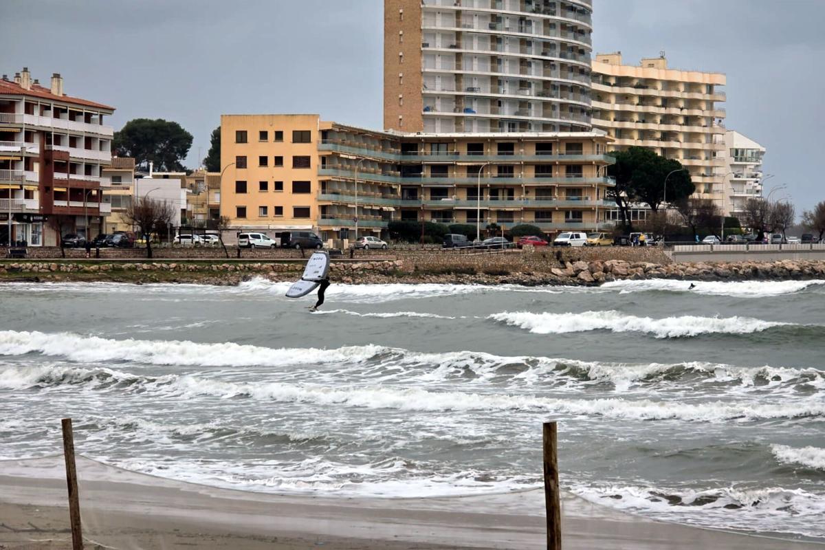 La llevantada va prenent força aquest dilluns i ja acumula quantitats de precipitació superiors als 70 litres a l'Empordà i onades de més de quatre metres a la Costa Brava.