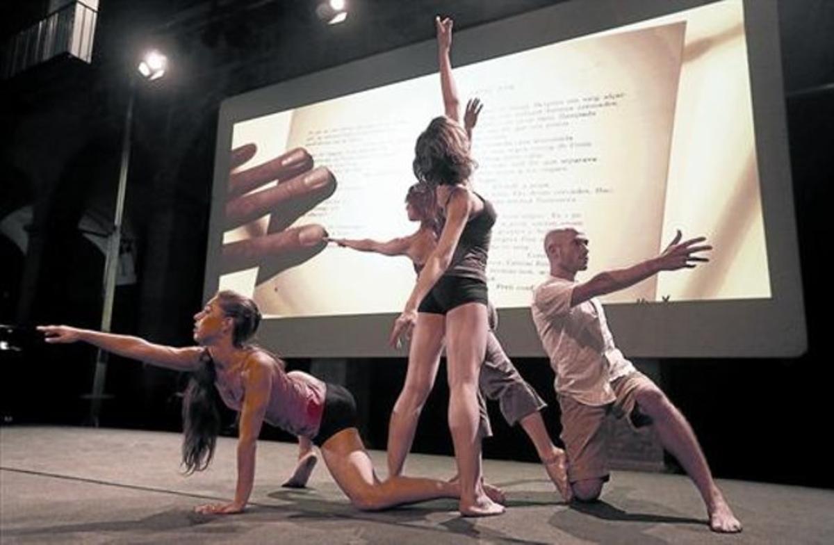 Moment de l’espectacle de dansa d’estudiants de l’Institut del Teatre sobre poemes de Vinyoli.