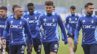 Un jugador del Real Oviedo renueva su vinculación con el club azul hasta 2028