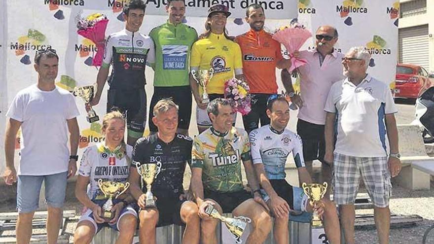 Los ganadores posan ayer en el podio de la ´Challenge de Tardor´, en Inca.
