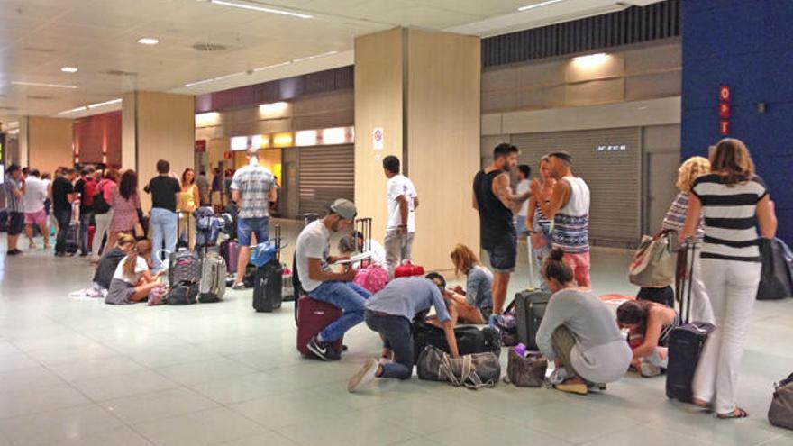 Estos pasajeros esperan de madrugada en el aeropuerto para presentar una reclamación.