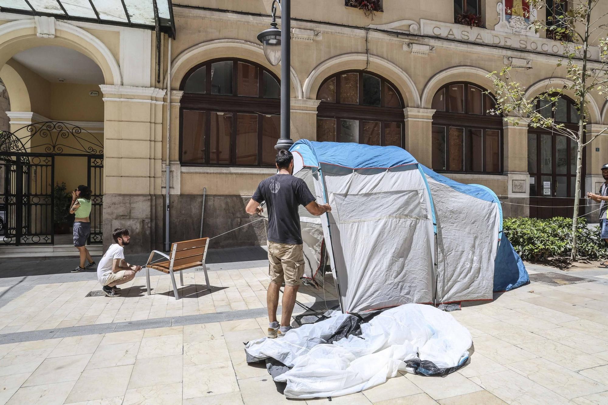 Desahucian en Alicante a una familia con un niño de 6 años que sufre parálisis cerebral