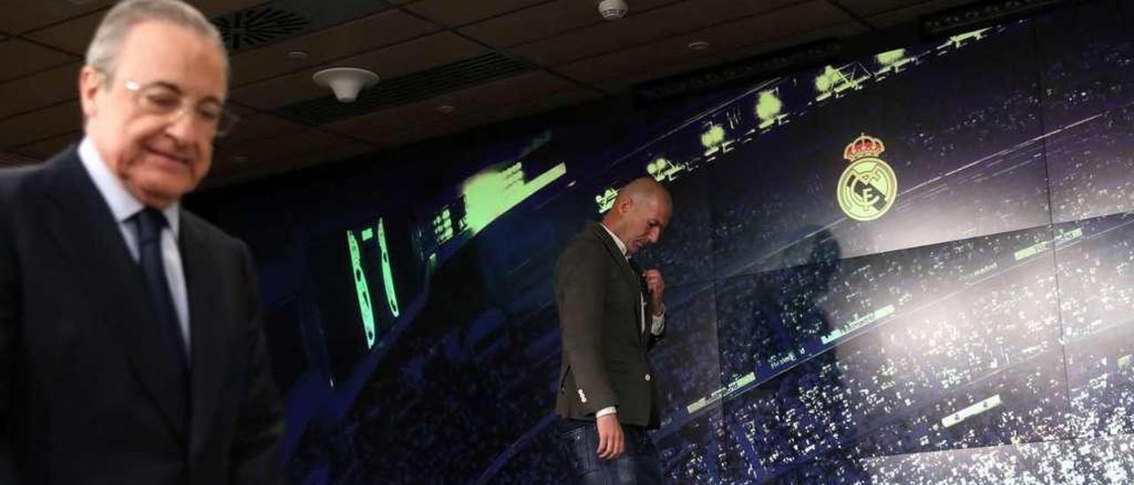 Florentino Pérez y Zidane, ayer, en la presentación del técnico galo.