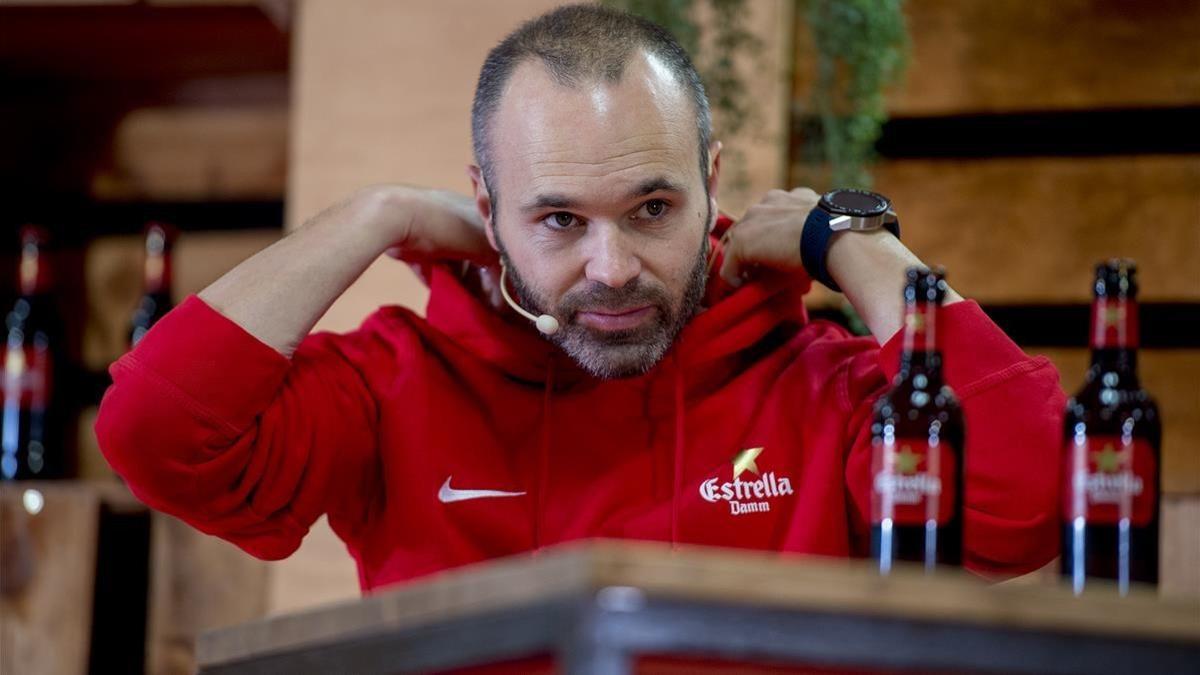 Iniesta, en un acto publicitario en la ciudad deportiva del Barça.