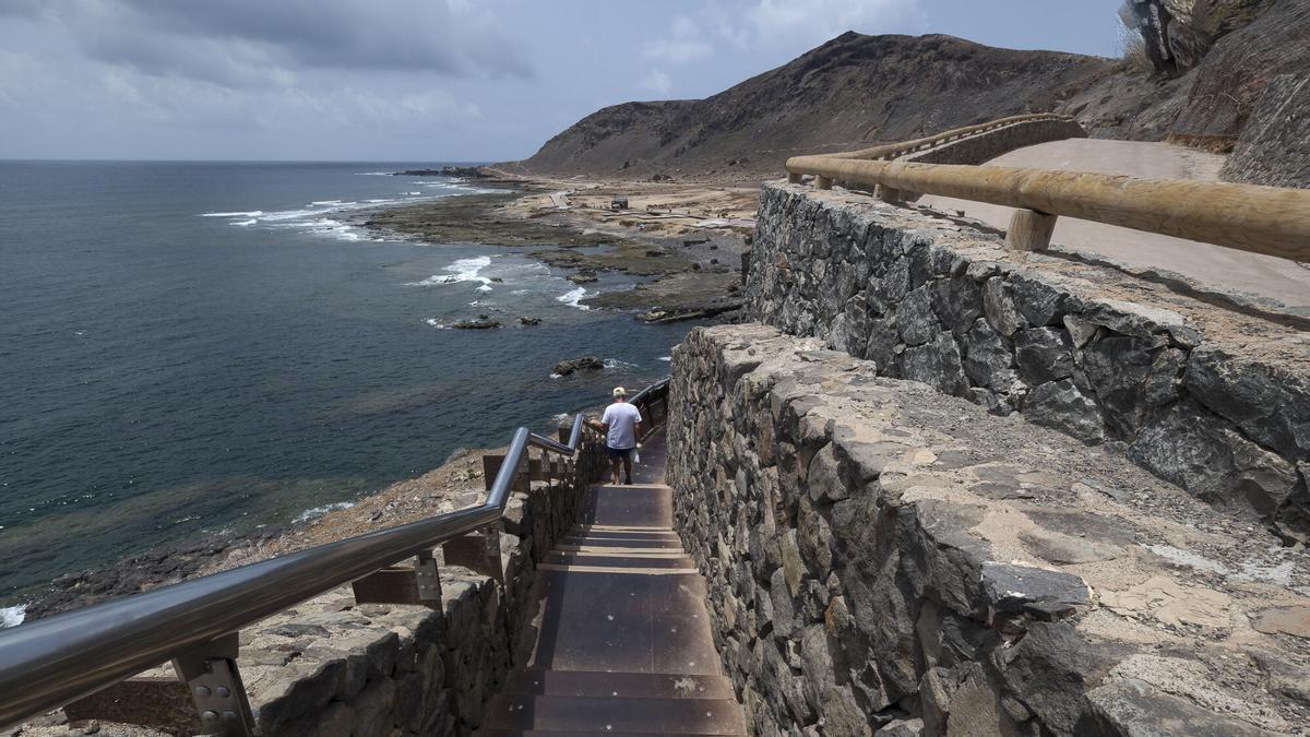 Cuatro veces por encima del límite: la playa de El Confital vuelve a suspender el examen sanitario de contaminación fecal