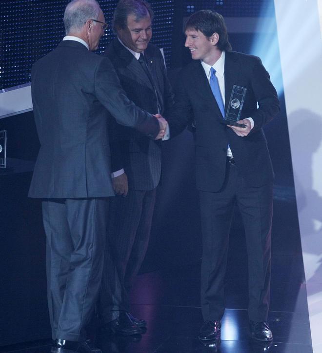Franz Beckenbauer saluda a Leo Messi durante los Premios FIFA World Player 2009