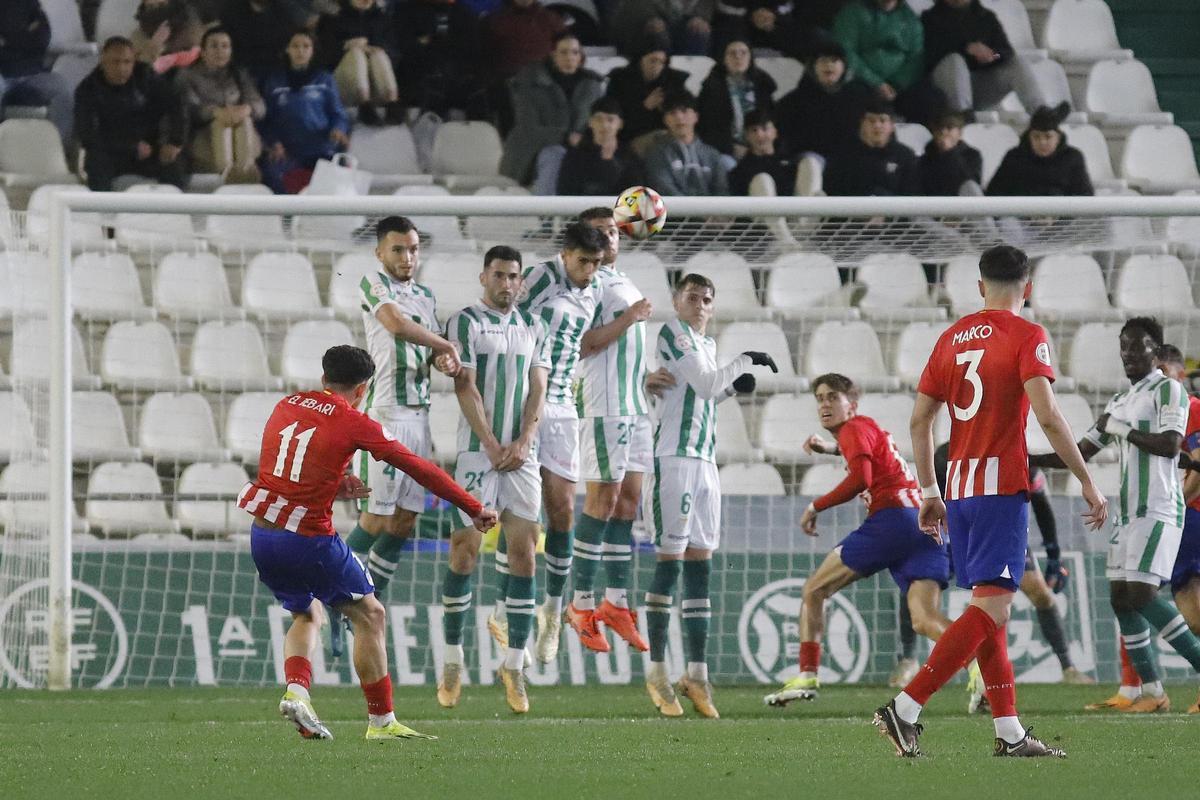 José Martínez, en el centro de la barrera, durante el Córdoba CF - Atlético de Madrid B de este domingo en El Arcángel.