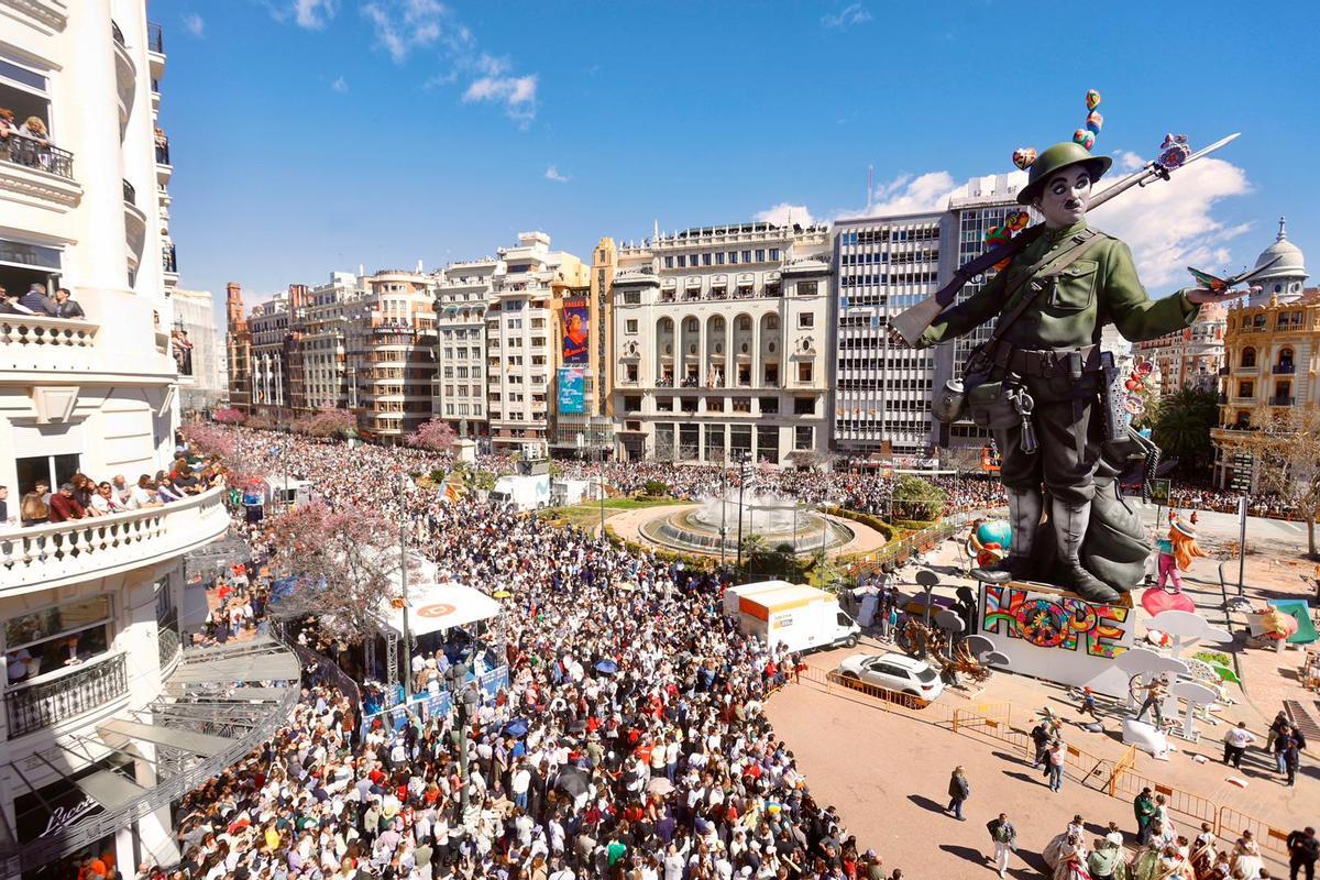 Fallas 2026: Se amplía el perímetro de seguridad al agrietarse un ninot de la falla municipal como consecuencia del viento