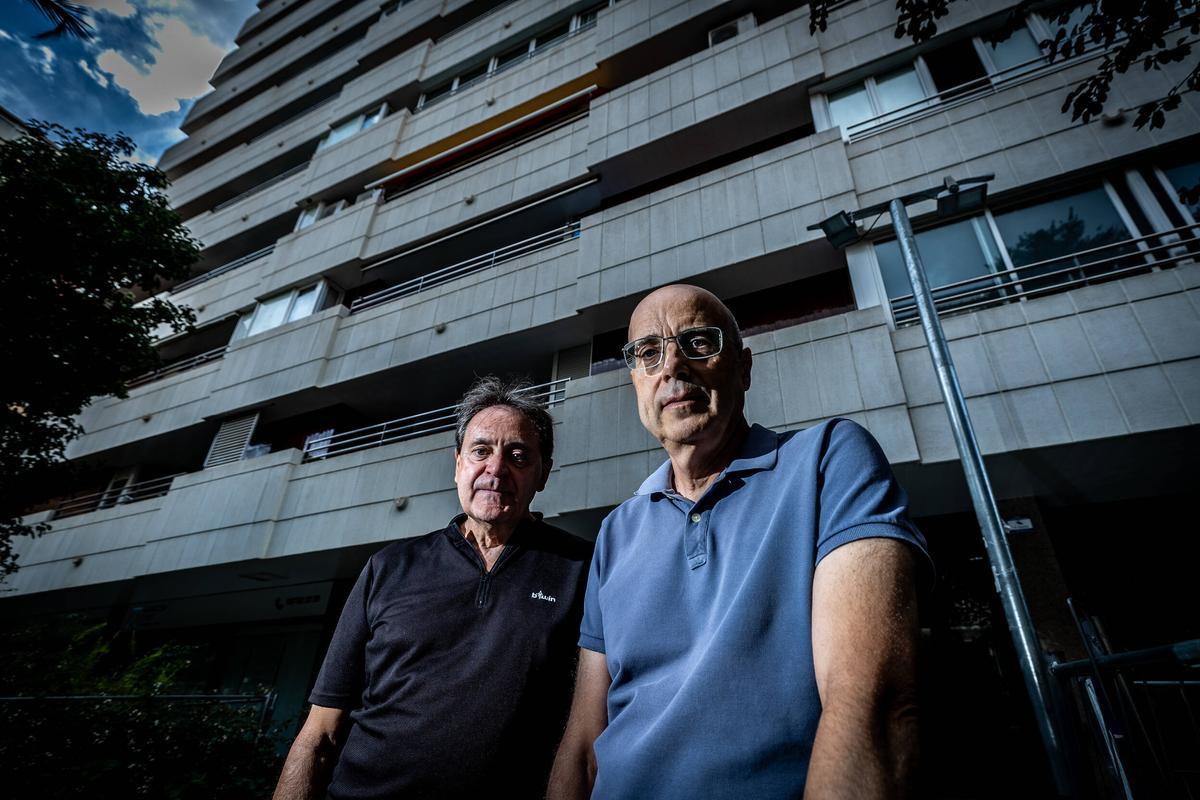 Josep López y Javier González, vecinos de Barcelona afectados por los cortes de luz